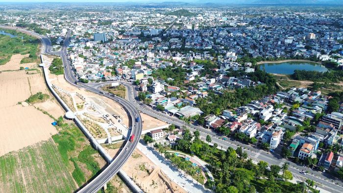 Giám đốc Ban Quản lý dự án đầu tư xây dựng các công trình giao thông tỉnh Quảng Ngãi Trần Hoàng Vĩnh cho biết, các hạng mục thuộc vườn hoa Ba Tơ hiện trạng và phần mở rộng (đoạn từ đường Quang Trung đến nút giao Bà Triệu - Cầu Trà Khúc 2) sẽ được đơn vị hoàn thiện trước 30/7, tiến tới nghiệm thu hoàn thành đợt 1, bàn giao đưa vào sử dụng trước 15/8 tới. 