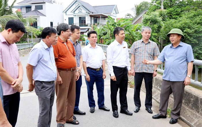 Đoàn khảo sát khu vực có nguy cơ sạt lở cao trên sông Phan, đoạn qua Đền Tranh, xã Tề Lỗ.