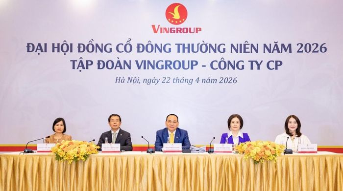 Ông Phạm Nhật Vượng (ở giữa) tại Đại hội đồng cổ đông thường niên 2026 của Vingroup.