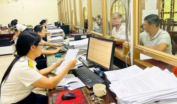 Công chức Thuế tỉnh Tuyên Quang hỗ trợ người nộp thuế. Ảnh: CTV.