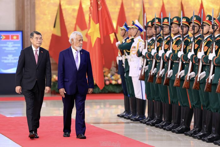 Thủ tướng Lê Minh Hưng và Thủ tướng Timor-Leste Kay Rala Xanana Gusmão duyệt đội danh dự Quân đội Nhân dân Việt Nam.
