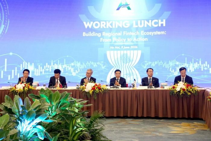 Phó Thủ tướng Chính phủ Nguyễn Văn Thắng cùng các đại biểu dự Tọa đàm “Kiến tạo hệ sinh thái công nghệ tài chính khu vực: Từ chính sách đến hành động”. Ảnh: Đức Minh