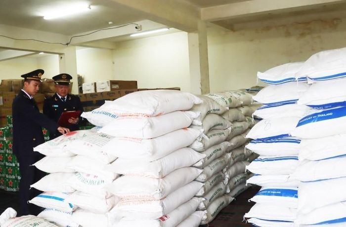 Đường kính trắng nhập lậu được Chi cục Hải quan khu vực IX phát biện, thu giữ trên địa bàn tỉnh Quảng Trị. Ảnh: T.Bình