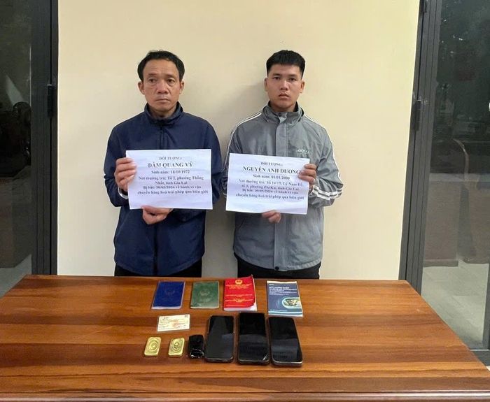 Hai đối tượng Đàm Quang Vỹ và Nguyễn Anh Dương cùng tang vật liên quan vụ vận chuyển trái phép vàng qua biên giới được lực lượng chức năng phát hiện, thu giữ tại khu vực Cửa khẩu quốc tế Bờ Y.