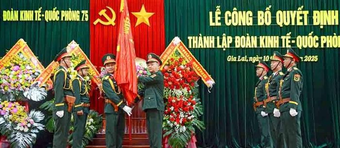 Lễ công bố Quyết định của Bộ Quốc phòng thành lập và trao Quân kỳ Quyết thắng cho Đoàn KT-QP 75