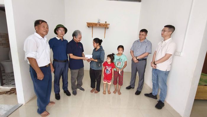 PGS.TS Trương Mạnh Tiến - Chủ tịch Hội KTMT Việt Nam tặng quà cho gia đình có hoàn cảnh đặc biệt khó khăn là hộ bà Lường Thị Nguyệt tại tổ dân phố Noong, phường Trung Tâm, tỉnh Lào Cai.