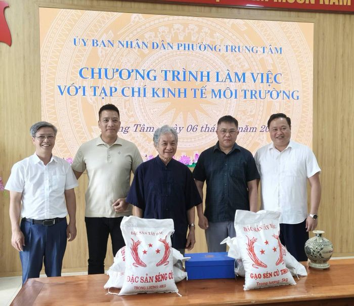 Đoàn công tác của Hội Kinh tế Môi trường, Tạp chí Kinh tế Môi trường và UBND phường Trung Tâm đã tặng quà và chụp ảnh lưu niệm nhằm xây dựng mối quan hệ gắn kết lâu dài giữa các bên.