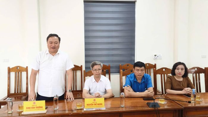 Đồng chí Đinh Văn Trường - Phó Bí thư Đảng ủy, Chủ tịch UBND phường Trung Tâm cùng chia sẻ về tình hình phát triển kinh tế xã hội của địa phương với Đoàn công tác.