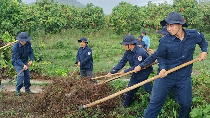 Cán bộ, chiến sĩ Đội K93 quyết tâm tìm kiếm hài cốt đồng đội để giúp các gia đình liệt sĩ không còn phải chờ đợi. Ảnh: Phương Vũ