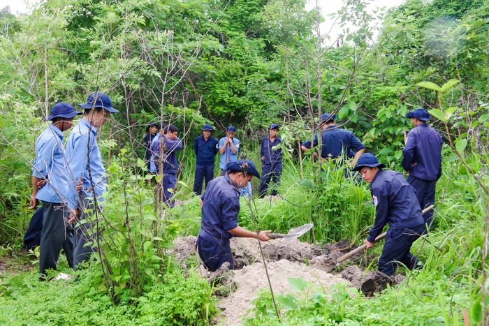 Khi có thông tin, Cán bộ, chiến sĩ Đội K93 thực hiện nhiệm vụ tìm kiếm, dù phải vượt núi, băng rừng. Ảnh: Phương Vũ