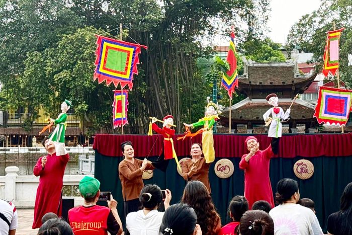 Biểu diễn rối cạn Tế Tiêu tại hồ Văn, Di tích Văn Miếu - Quốc Tử Giám, Hà Nội. Ảnh: BTC