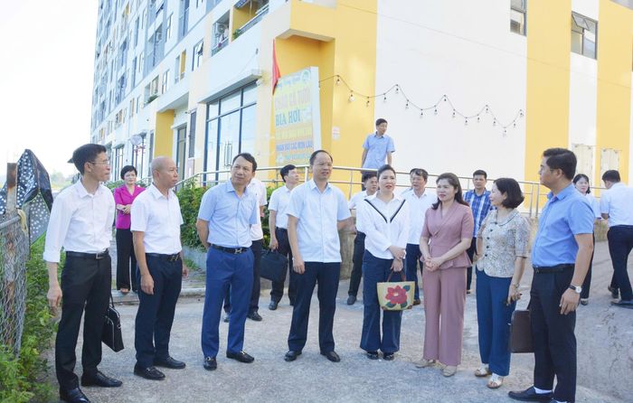 Thường trực HĐND tỉnh Bắc Ninh giám sát việc chấp hành pháp luật trong thực hiện dự án nhà ở xã hội dành cho công nhân tại Khu đô thị mới thị trấn Nếnh, huyện Việt Yên (nay là phường Nếnh, Bắc Ninh). Ảnh: N. Ánh