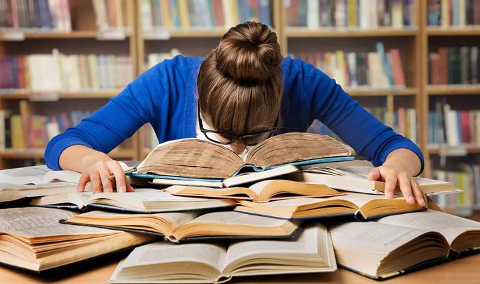 “Học nhồi” ngay trước ngày thi là lựa chọn quen thuộc của nhiều sinh viên, đặc biệt khi thời gian chuẩn bị không còn nhiều