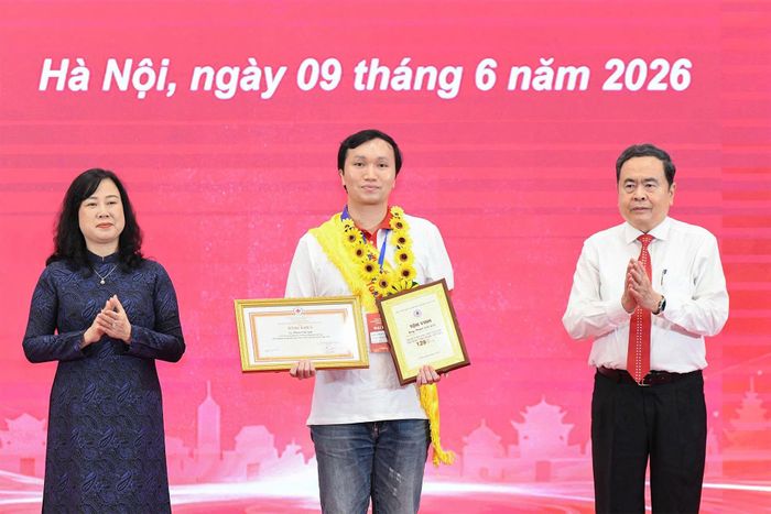 Chủ tịch Quốc hội Trần Thanh Mẫn, Bộ trưởng Bộ Y tế Đào Hồng Lan - Trưởng Ban Chỉ đạo quốc gia vận động hiến máu tình nguyện trao biển vinh danh người hiến máu tình nguyện tiêu biểu toàn quốc năm 2026