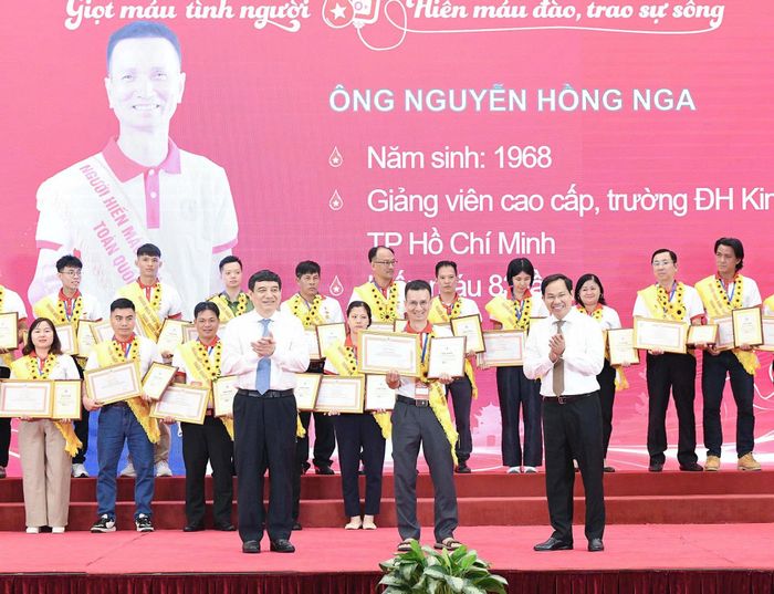 Tổng Thư ký Quốc hội - Chủ nhiệm Văn phòng Quốc hội Lê Quang Mạnh, Chủ nhiệm Ủy ban Văn hóa và Xã hội Nguyễn Đắc Vinh trao biển vinh danh người hiến máu tình nguyện tiêu biểu toàn quốc năm 2026
