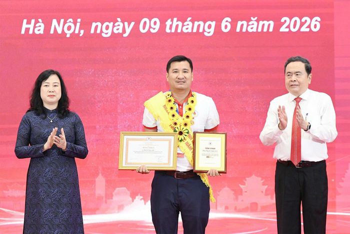 Chủ tịch Quốc hội Trần Thanh Mẫn, Bộ trưởng Bộ Y tế Đào Hồng Lan - Trưởng Ban Chỉ đạo quốc gia vận động hiến máu tình nguyện trao biển vinh danh người hiến máu tình nguyện tiêu biểu toàn quốc năm 2026