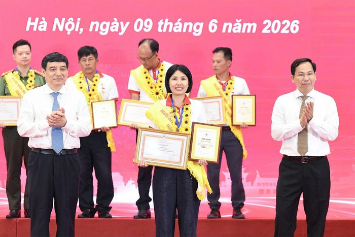 Tổng Thư ký Quốc hội - Chủ nhiệm Văn phòng Quốc hội Lê Quang Mạnh, Chủ nhiệm Ủy ban Văn hóa và Xã hội Nguyễn Đắc Vinh trao biển vinh danh người hiến máu tình nguyện tiêu biểu toàn quốc năm 2026