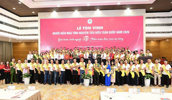 Chủ tịch Quốc hội Trần Thanh Mẫn và các đại biểu chụp ảnh chung với các cá nhân được tôn vinh tại buổi lễ