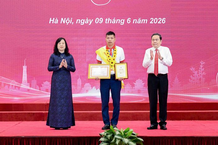Chủ tịch Quốc hội Trần Thanh Mẫn, Bộ trưởng Bộ Y tế Đào Hồng Lan - Trưởng Ban Chỉ đạo quốc gia vận động hiến máu tình nguyện trao biển vinh danh người hiến máu tình nguyện tiêu biểu toàn quốc năm 2026