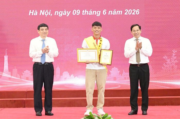Tổng Thư ký Quốc hội - Chủ nhiệm Văn phòng Quốc hội Lê Quang Mạnh, Chủ nhiệm Ủy ban Văn hóa và Xã hội Nguyễn Đắc Vinh trao biển vinh danh người hiến máu tình nguyện tiêu biểu toàn quốc năm 2026