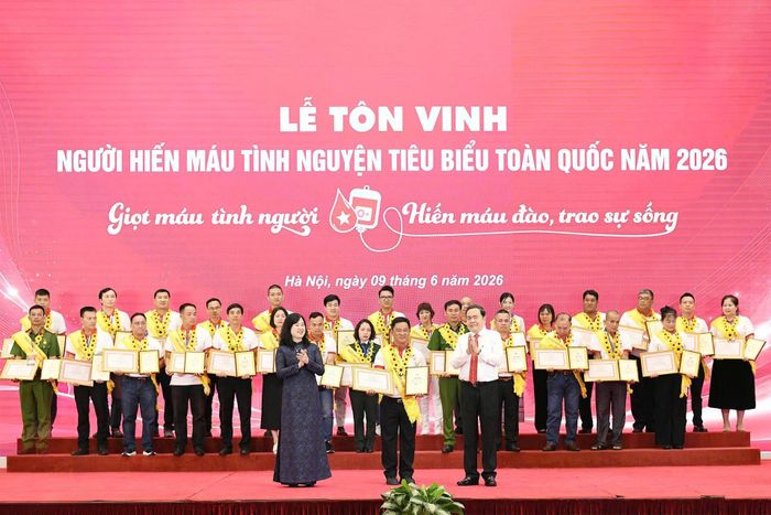 Chủ tịch Quốc hội Trần Thanh Mẫn, Bộ trưởng Bộ Y tế Đào Hồng Lan - Trưởng Ban Chỉ đạo quốc gia vận động hiến máu tình nguyện trao biển vinh danh người hiến máu tình nguyện tiêu biểu toàn quốc năm 2026