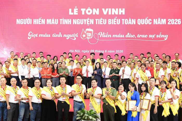 Chủ tịch Quốc hội Trần Thanh Mẫn và các đại biểu chụp ảnh chung với các cá nhân được tôn vinh tại buổi lễ