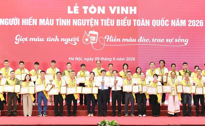 Tổng Thư ký Quốc hội - Chủ nhiệm Văn phòng Quốc hội Lê Quang Mạnh, Chủ nhiệm Ủy ban Văn hóa và Xã hội Nguyễn Đắc Vinh trao biển vinh danh người hiến máu tình nguyện tiêu biểu toàn quốc năm 2026