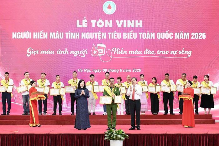 Chủ tịch Quốc hội Trần Thanh Mẫn, Bộ trưởng Bộ Y tế Đào Hồng Lan - Trưởng Ban Chỉ đạo quốc gia vận động hiến máu tình nguyện trao biển vinh danh người hiến máu tình nguyện tiêu biểu toàn quốc năm 2026