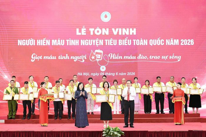 Chủ tịch Quốc hội Trần Thanh Mẫn, Bộ trưởng Bộ Y tế Đào Hồng Lan - Trưởng Ban Chỉ đạo quốc gia vận động hiến máu tình nguyện trao biển vinh danh người hiến máu tình nguyện tiêu biểu toàn quốc năm 2026
