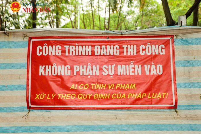 Một phần công viên hiện được quây tôn để phục vụ thi công dự án cải tạo hạ lưu sông Kim Ngưu, kết nối với trạm bơm Yên Sở