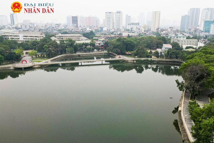 Theo ghi nhận, tại công viên Nghĩa Đô đã khoác lên diện mạo mới sau cải tạo. Việc tháo dỡ hàng rào, mở rộng không gian công cộng giúp người dân dễ dàng tiếp cận các khu vui chơi, thể thao trong công viên