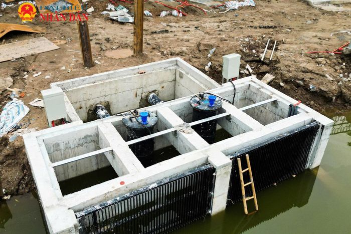 Hiện các đơn vị thi công đang đẩy nhanh tiến độ xây dựng trạm bơm, bể điều tiết và hệ thống thoát nước trong khu vực hồ điều hòa của Công viên Cầu Giấy