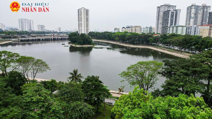 Tại công viên Linh Đàm, hệ thống cây xanh, đường dạo và hồ nước được chỉnh trang đồng bộ, thu hút đông người dân đến vui chơi, tập thể dục mỗi ngày