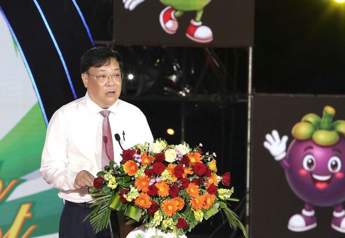 Chủ tịch UBND tỉnh Đồng Tháp Phạm Thành Ngại phát biểu trong đêm khai mạc Lễ hội Trái cây Đồng Tháp lần thứ I năm 2026
