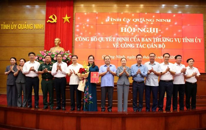 Ban Thường vụ Tỉnh ủy và Đảng ủy UBND tỉnh tặng hoa chúc mừng tân Trưởng Ban Tuyên giáo và Dân vận Tỉnh ủy
