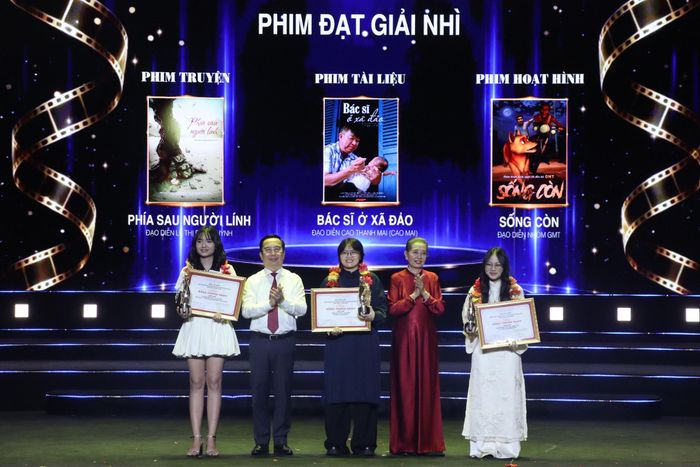 Giám đốc Sở Văn hóa và Thể thao TP. Hồ Chí Minh Trần Thế Thuận và Chủ tịch Hội Điện ảnh TP. Hồ Chí Minh Dương Cẩm Thúy trao giải Nhì cho các bộ phim. Ảnh: V. Hà