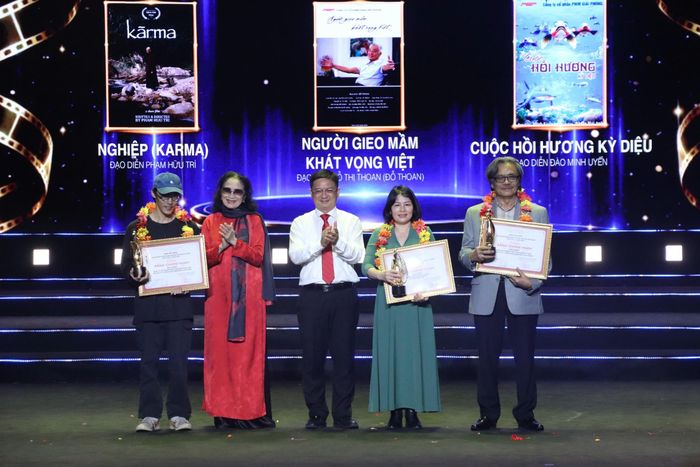 Phó Chủ tịch UBND TP. Hồ Chí Minh Nguyễn Mạnh Cường và NSND Trà Giang trao giải Nhất cho các hạng mục tại Liên hoan phim ngắn TP. Hồ Chí Minh lần thứ hai. Ảnh: V. Hà
