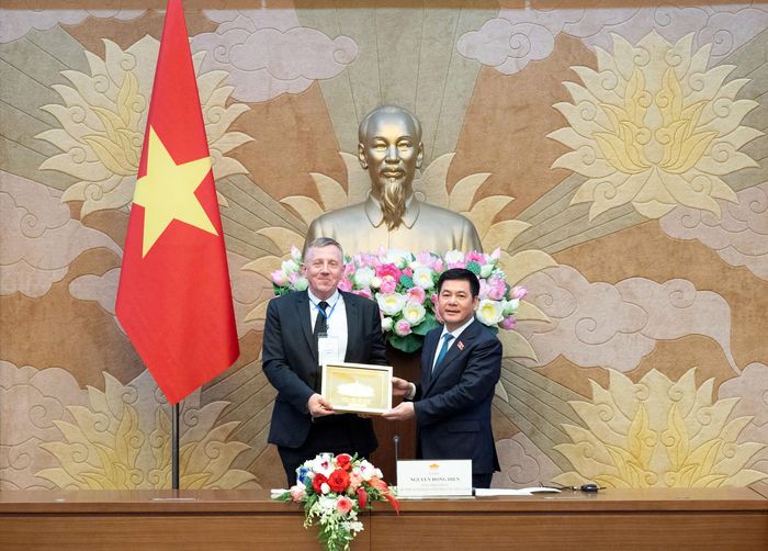 Phó Chủ tịch Quốc hội Nguyễn Hồng Diên tặng quà Đoàn Hội đồng Năng lượng gió toàn cầu