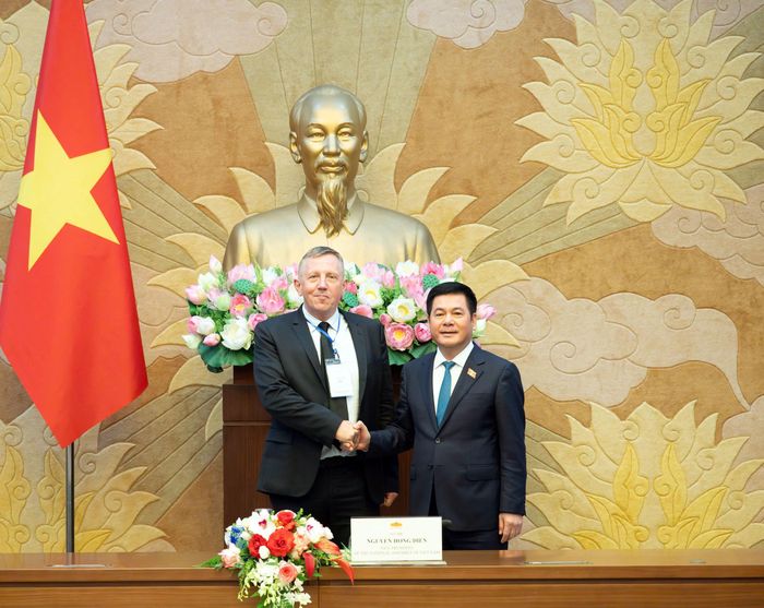 Phó Chủ tịch Quốc hội Nguyễn Hồng Diên và Giám đốc điều hành GWEC Ben Backwell