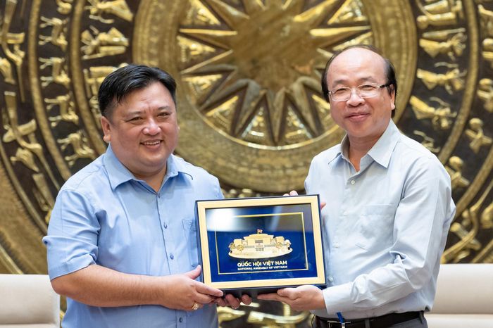 Chủ nhiệm Ủy ban Pháp luật và Tư pháp Phan Chí Hiếu trao quà lưu niệm tặng Chủ tịch Hội Nông dân tỉnh Cà Mau Nguyễn Hoàng Thoại