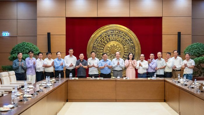 Chủ nhiệm Ủy ban Pháp luật và Tư pháp Phan Chí Hiếu và các đại biểu chụp ảnh lưu niệm