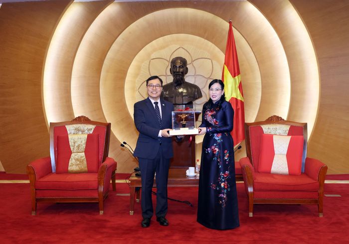 Chủ nhiệm Ủy ban Khoa học, Công nghệ và Môi trường Nguyễn Thanh Hải tặng quà lưu niệm Đại sứ Hàn Quốc tại Việt Nam Choi Young Sam