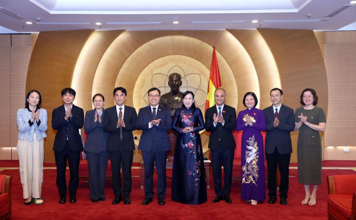 Chủ nhiệm Ủy ban Khoa học, Công nghệ và Môi trường Nguyễn Thanh Hải, Đại sứ Hàn Quốc tại Việt Nam Choi Young Sam và các đại biểu tham dự cuộc tiếp chụp ảnh chung