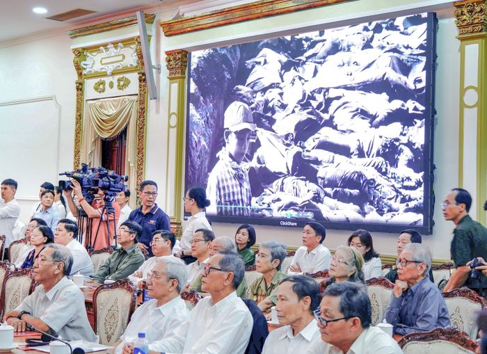 Các đại biểu tham dự hội thảo xem phim tài liệu liên quan đến thông tin về liệt sĩ, mộ liệt sĩ trong thời kỳ kháng chiến. Ảnh: Hoa Lê