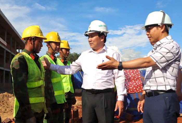 Lãnh đạo Sở Giáo dục và Đào tạo tỉnh Gia Lai cùng chủ đầu tư thăm hỏi, động viên các lực lượng vũ trang tham gia hỗ trợ thi công dự án trường nội trú tại xã Ia Dom.