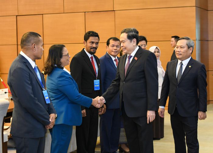 Chủ tịch Quốc hội Trần Thanh Mẫn với các đại biểu