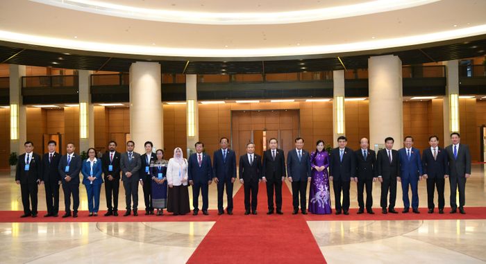 Chủ tịch Quốc hội Trần Thanh Mẫn với các đại biểu tham dự cuộc tiếp chụp ảnh chung