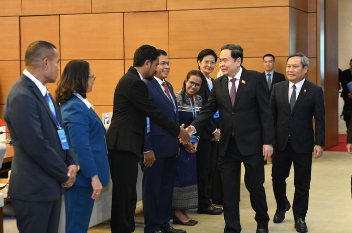 Chủ tịch Quốc hội Trần Thanh Mẫn với các đại biểu