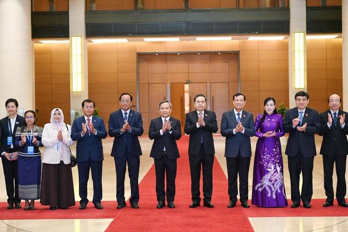 Chủ tịch Quốc hội Trần Thanh Mẫn với các đại biểu tham dự cuộc tiếp chụp ảnh chung