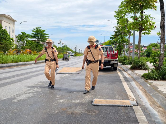 Tổ công tác triển khai cân tải trọng lưu động, kiểm tra tại chỗ với xe có dấu hiệu vi phạm